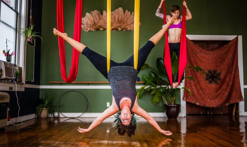 Practica Yoga por los aires: los beneficios del aeroyoga o yoga aéreo