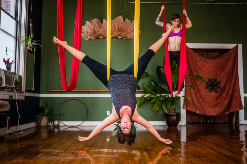 Practica Yoga por los aires: los beneficios del aeroyoga o yoga aéreo