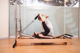 PILATES REFORMER - 1 hora semana 50€/mes - 2 horas semana 80€/mes - Bono 5 sesiones (70€), 10 sesiones (120€) y 15 sesiones (165€)