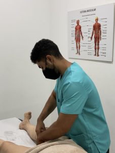 FISIOTERAPIA (45 min) - 1 sesión 35€, 3 sesiones 99€ (33€ sesión), 5 sesiones 150€ (30€ sesión) y 10 sesiones 280€ (28€ sesión). Puedes ampliar duración de 45 minutos a 1 hora por sólo 5 euros por sesión. Domingos y Festivos 60€. Domicilios: +15€.