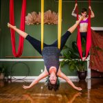 Practica Yoga por los aires: los beneficios del aeroyoga o yoga aéreo